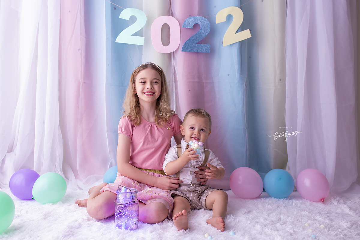 os irmaos brincam no cenario de ano novo