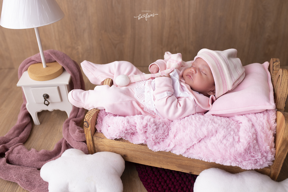 a menina dorme enquanto a fotografa de bebes de caxias do sul, registra o momento