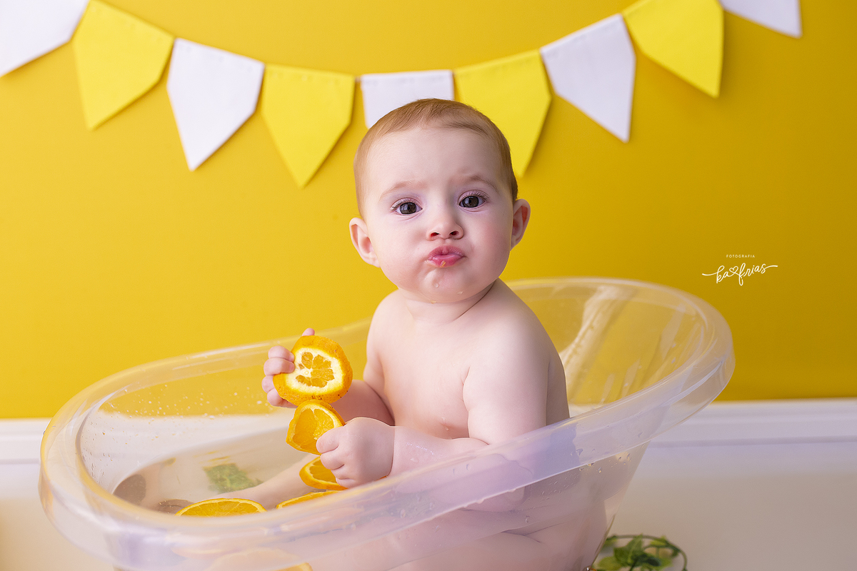 a menina manda beijo na sessão mensal