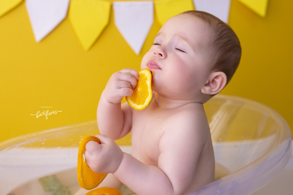 a menina cheira a laranja durante sessão de fotos em caxias do sul-rs