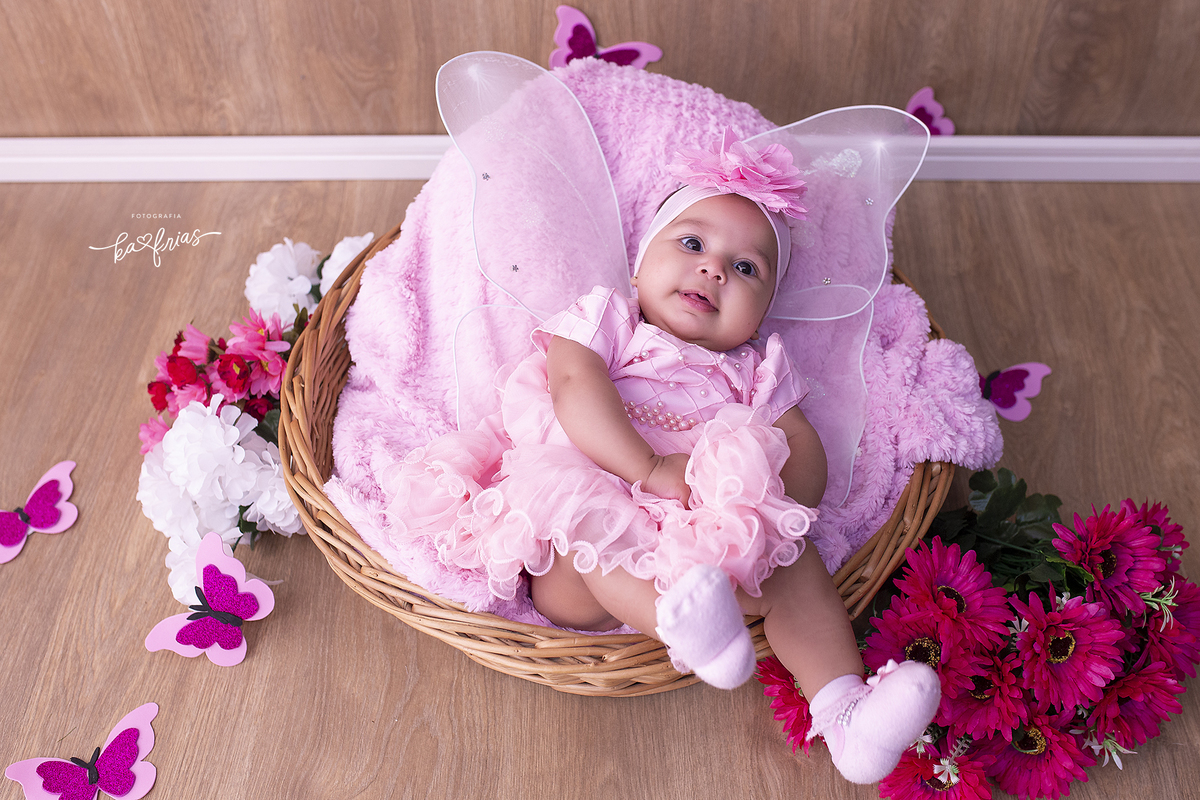 a menina brinca no cenario de borboleta