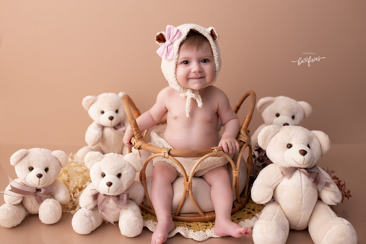 a menina esta no cenario de ursos em caxias do sul-rs