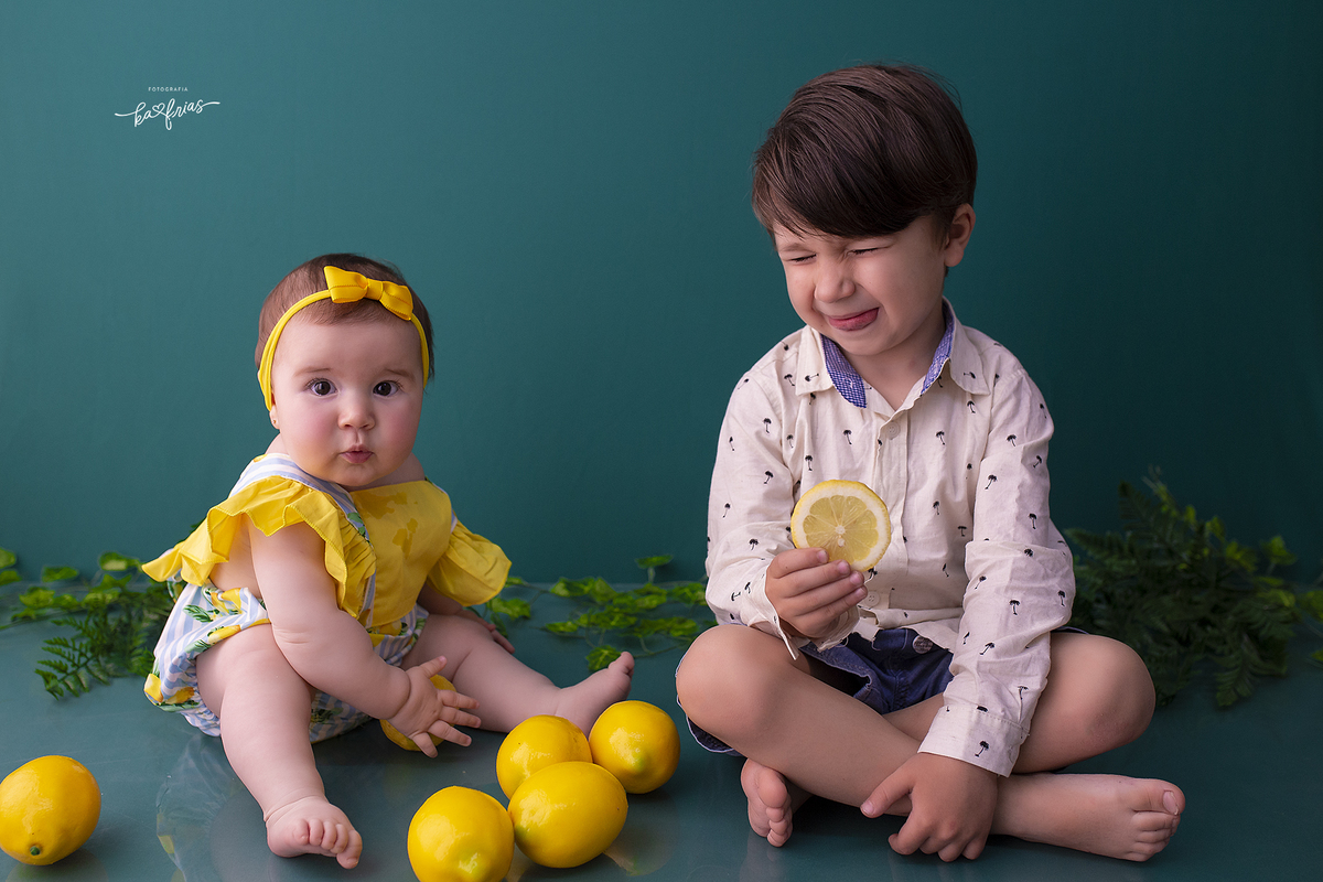 os irmaos comem limao no ensaio infantil