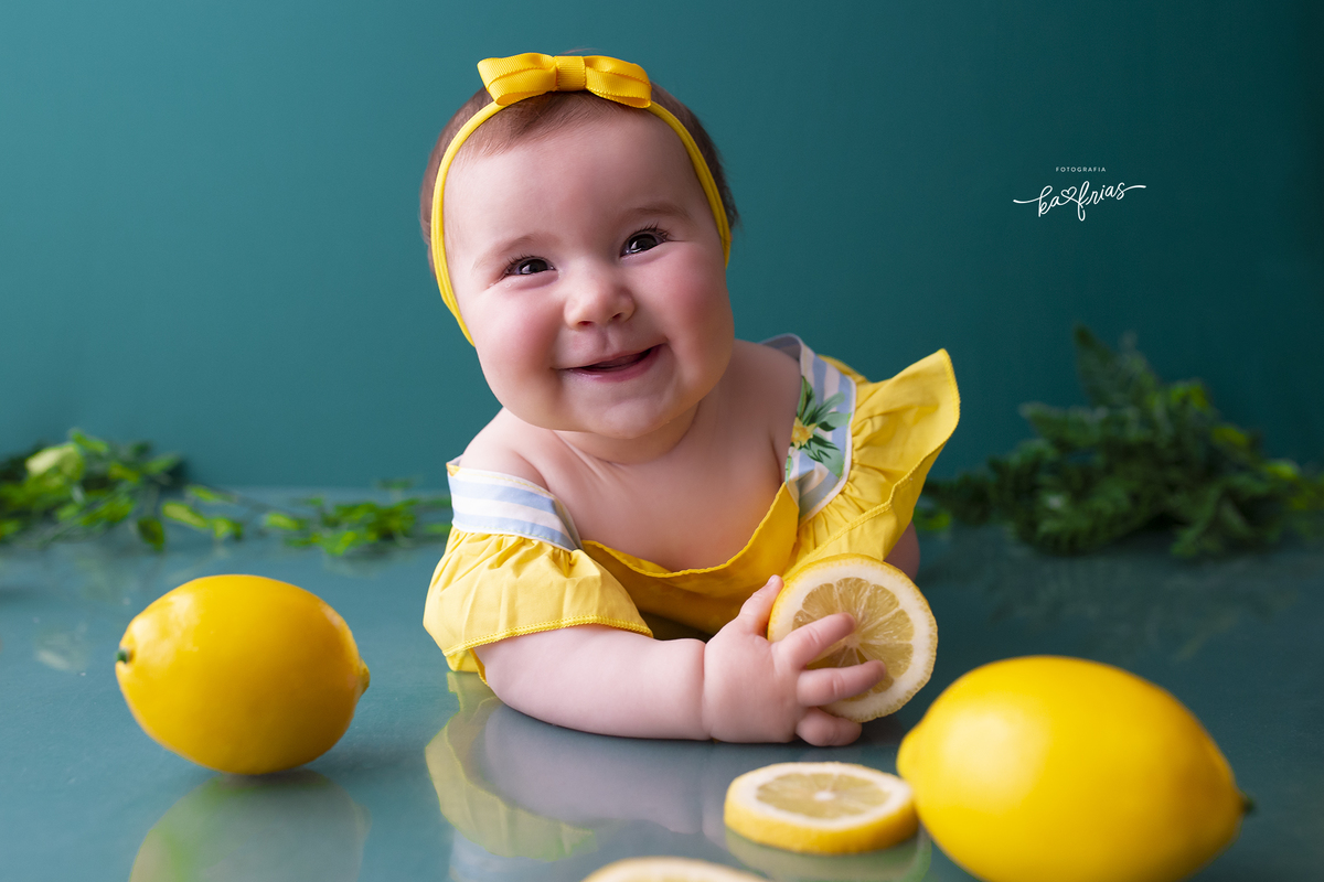a menina sorri para a fotografa de caxias do sul, ka frias