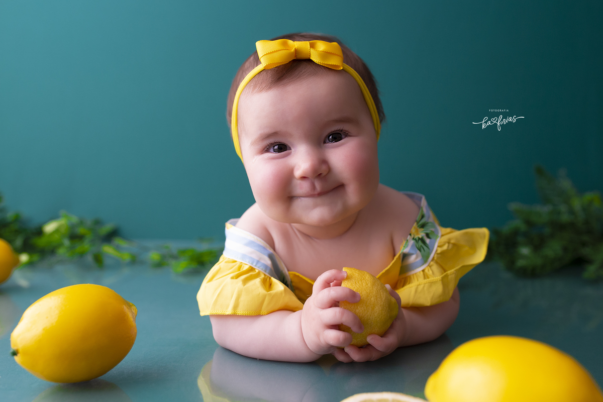 a bebe esta olhando no ensaio em estudio em caxias do sul-rs