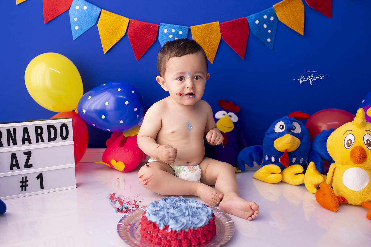 a criança se suja com o bolo no ensaio smash em caxias do sul-rs