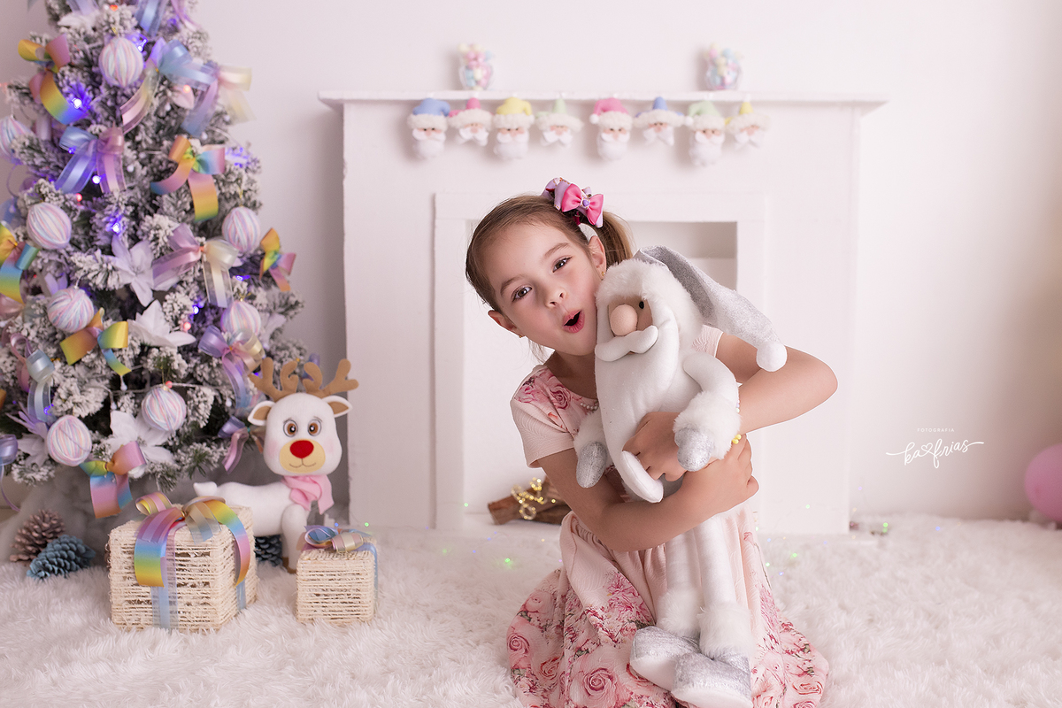 no ensaio de natal a menina esta com o papai noel