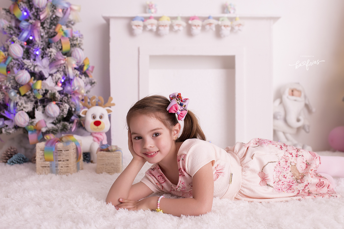 a menina posa para a fotografa ka frias