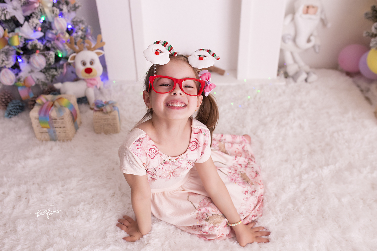 no ensaio infantil a menina sorri