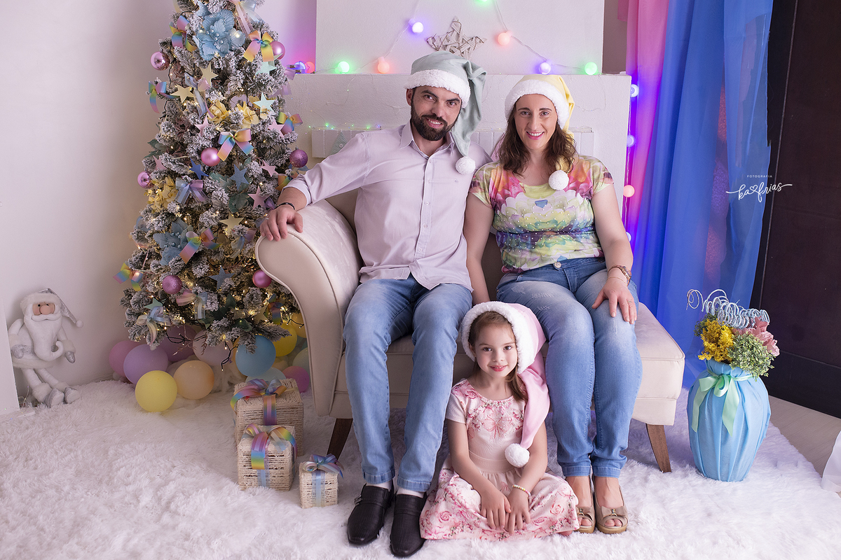 a familia posa em frente a lareira no ensaio de natal