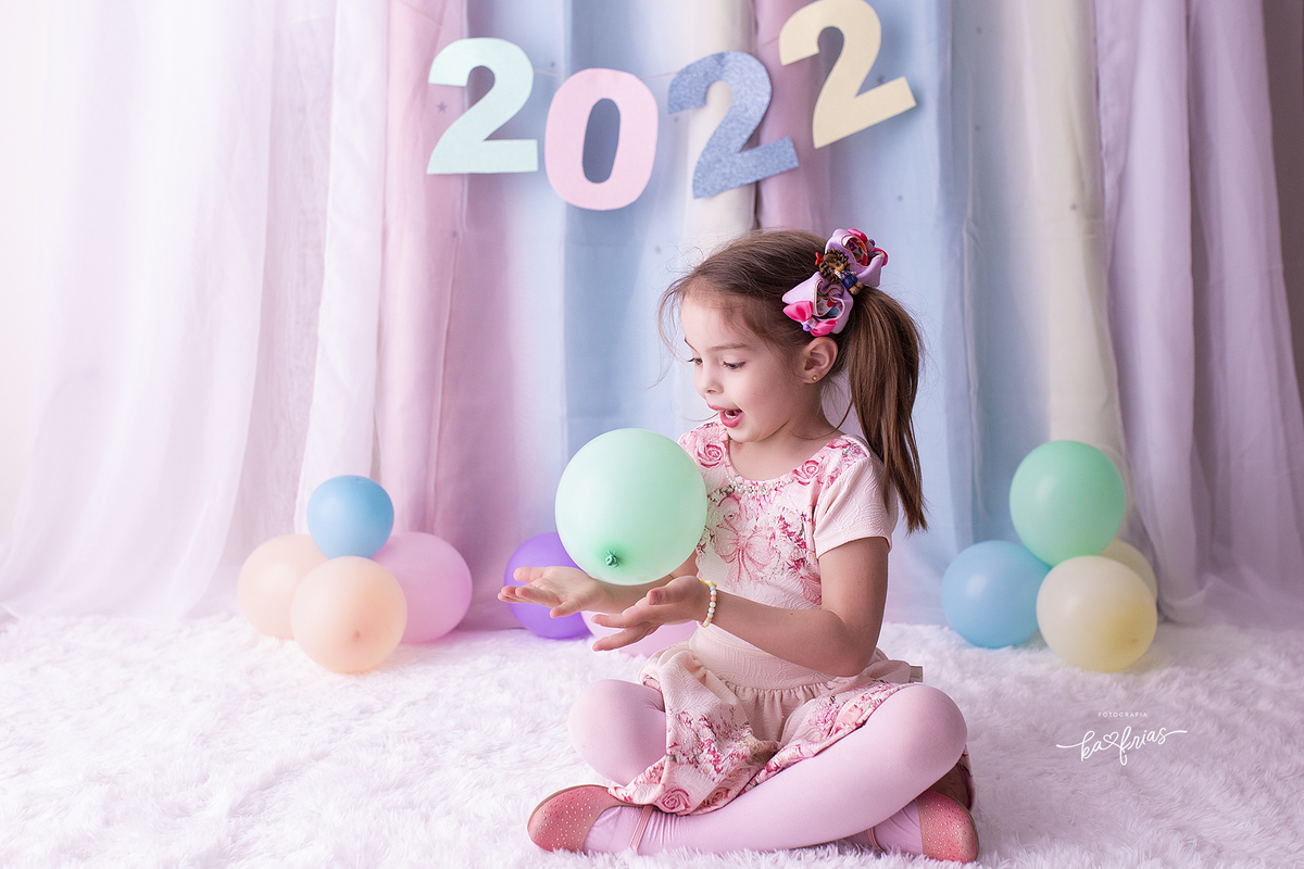 no ensaio infantil fizemos fotos no cenario de ano novo