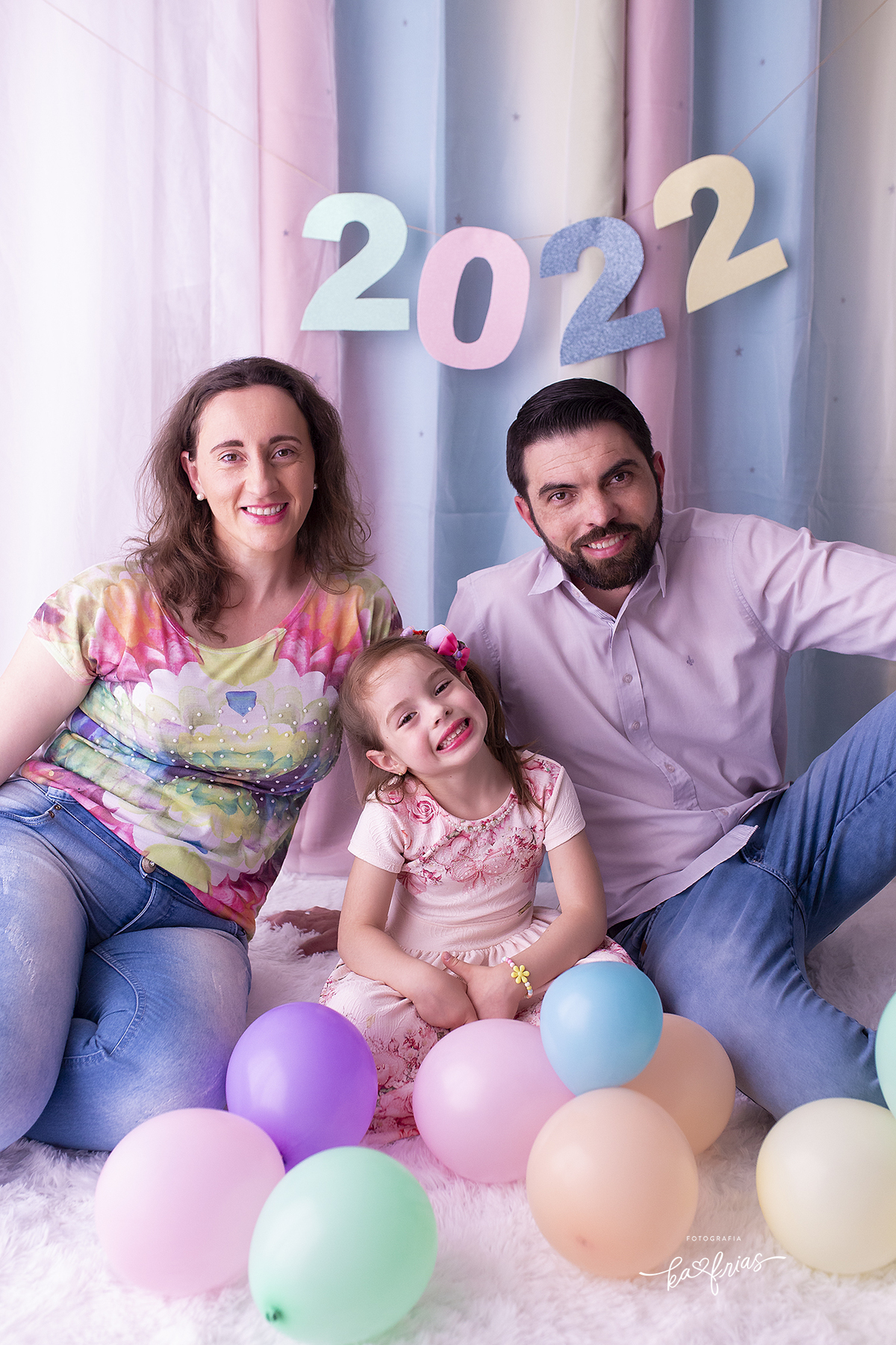 a familia posa no cenario de ano novo