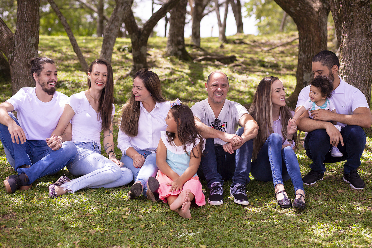 a familia sorri durante sessão de fotos