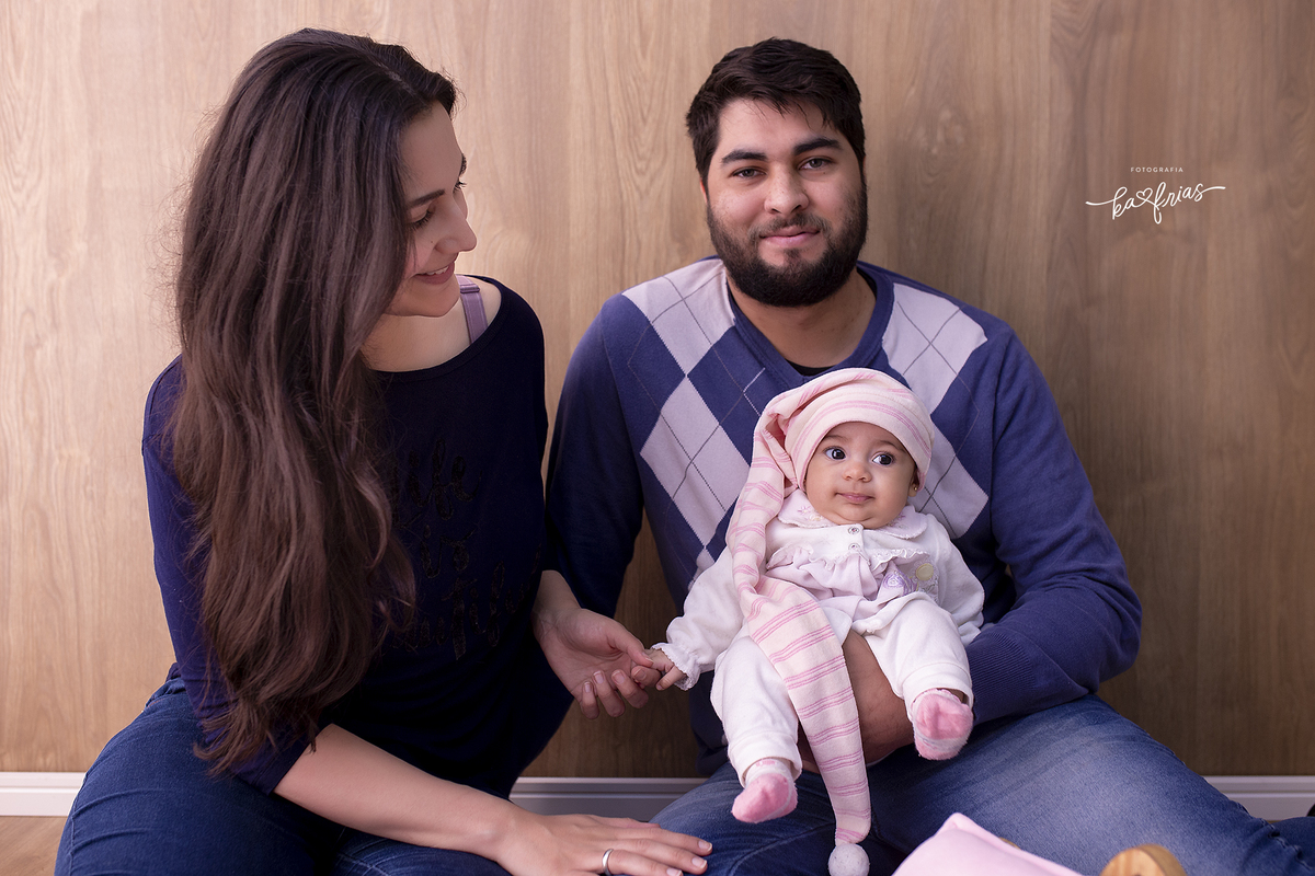 a mae olha para a bebe enquanto a fotografa de caxias do sul, ka frias registra