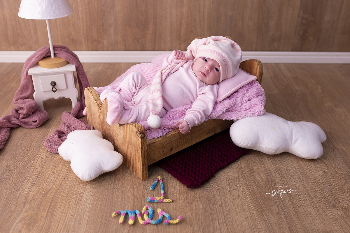 a bebe esta deitada na caminha