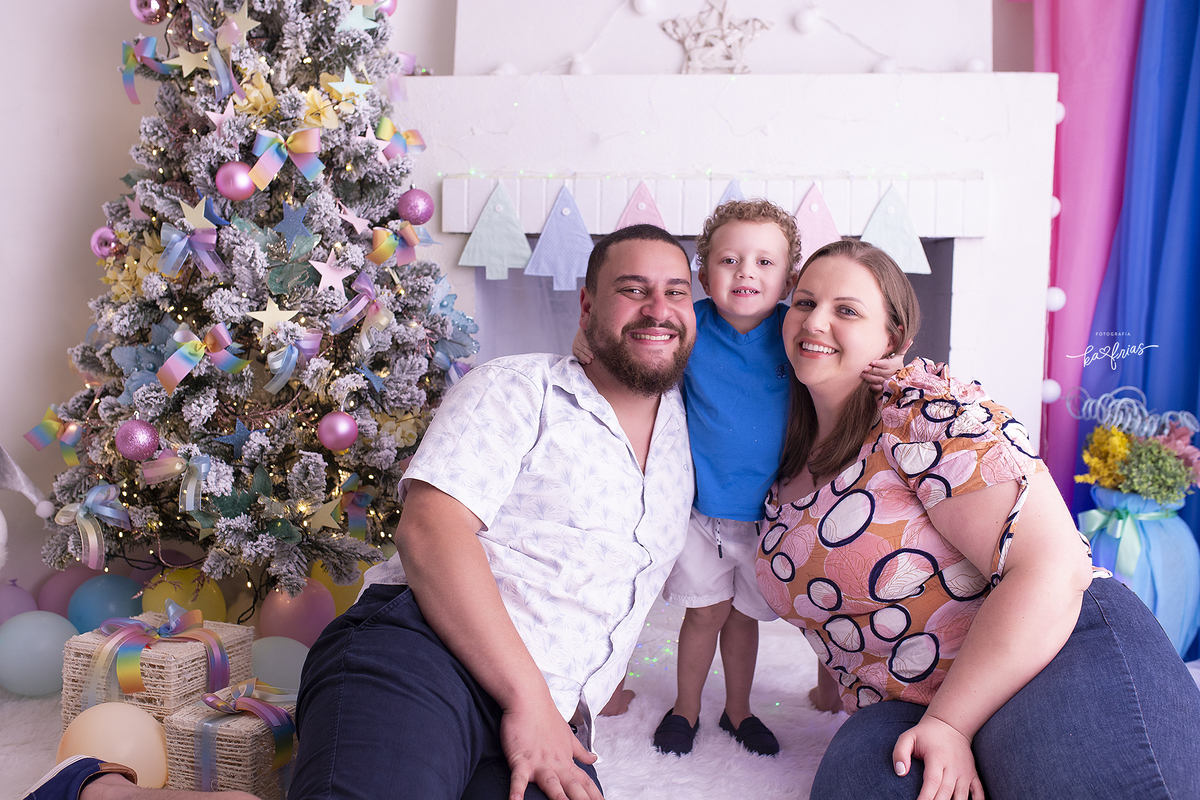 a familia se abraça no ensaio de natal
