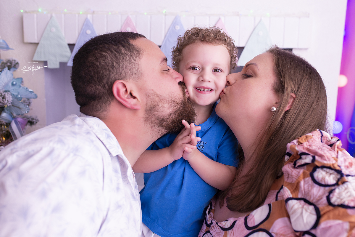 os pais beijam o filho para o ensaio em estudio
