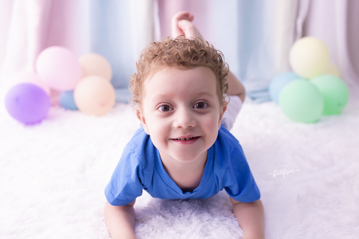 o menino olha para a fotografa de crianças, ka frias