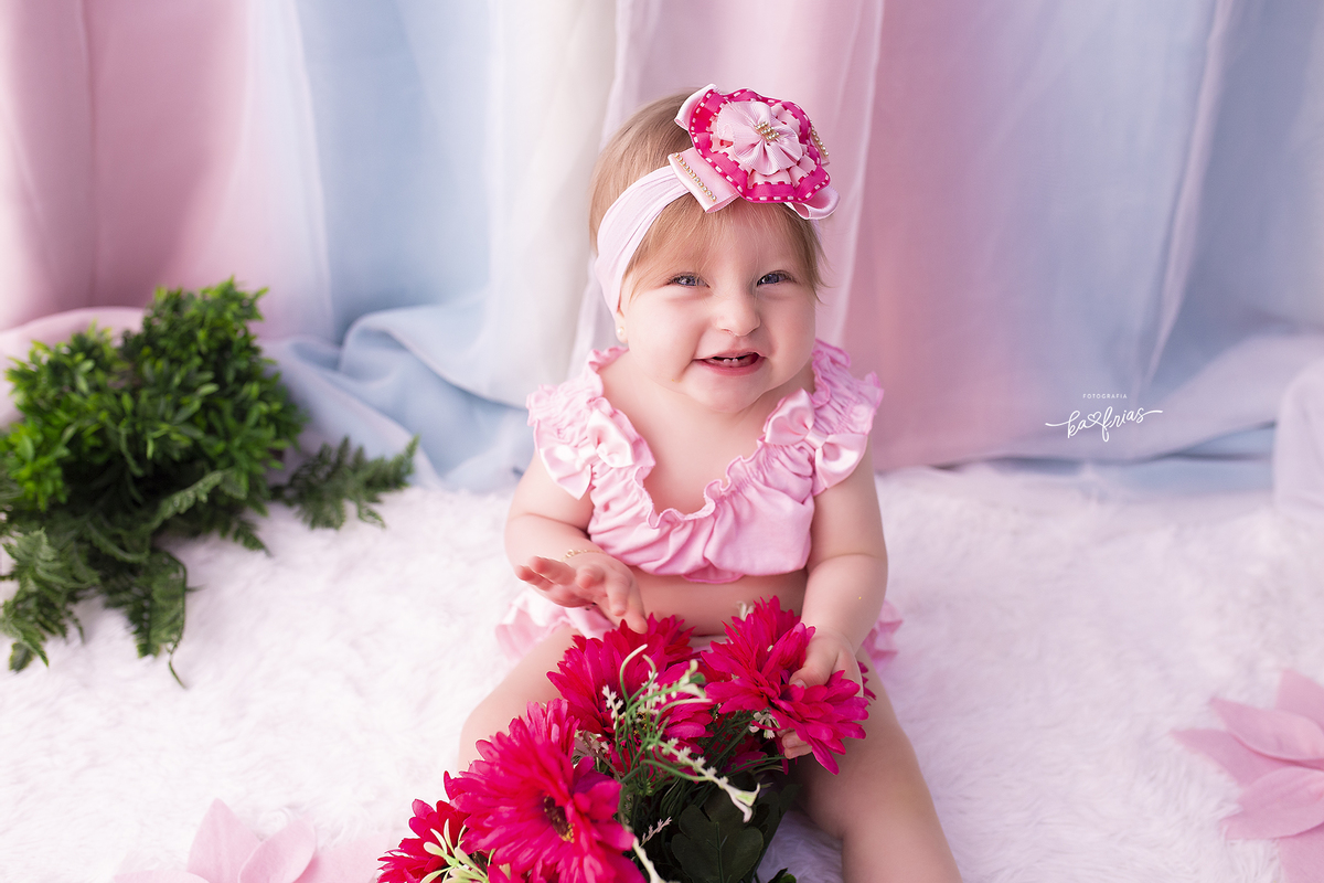 a menina sorri no ensaio em estudio