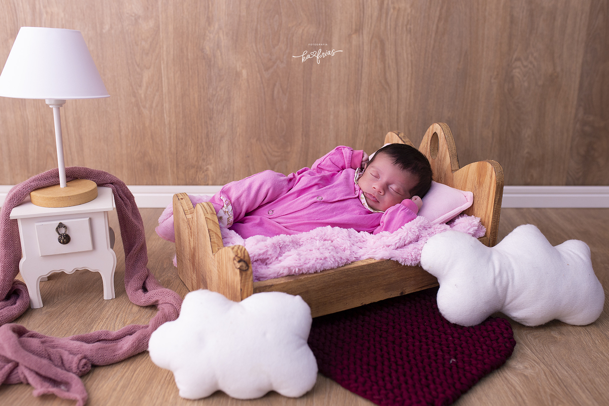 a menina dorme na sessão de acompanhamento mensal em caxias do sul