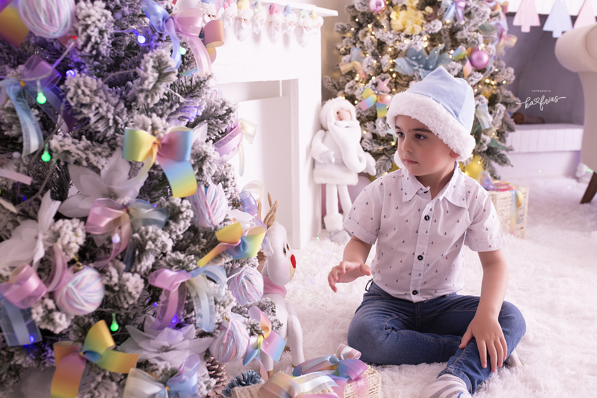 o menino olha para a arvore no ensaio