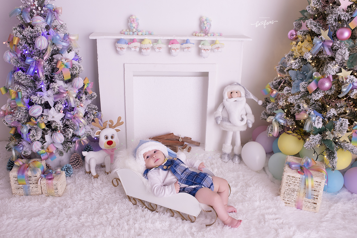 o menino esta deitado no treno no ensaio de natal 2021