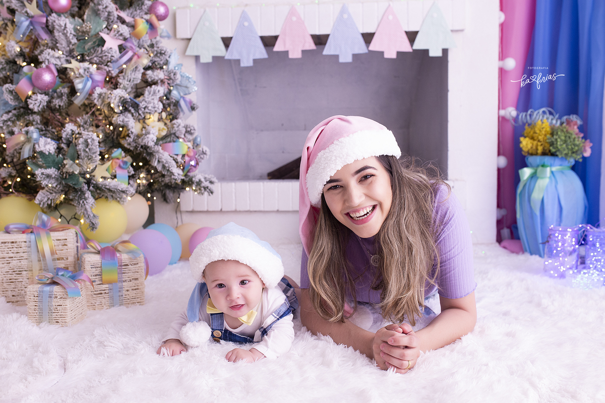 mae e filho se divertem na sessão de natal 2021