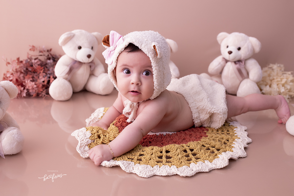 a menina esta de bruços na sessão em caxias do sul-rs