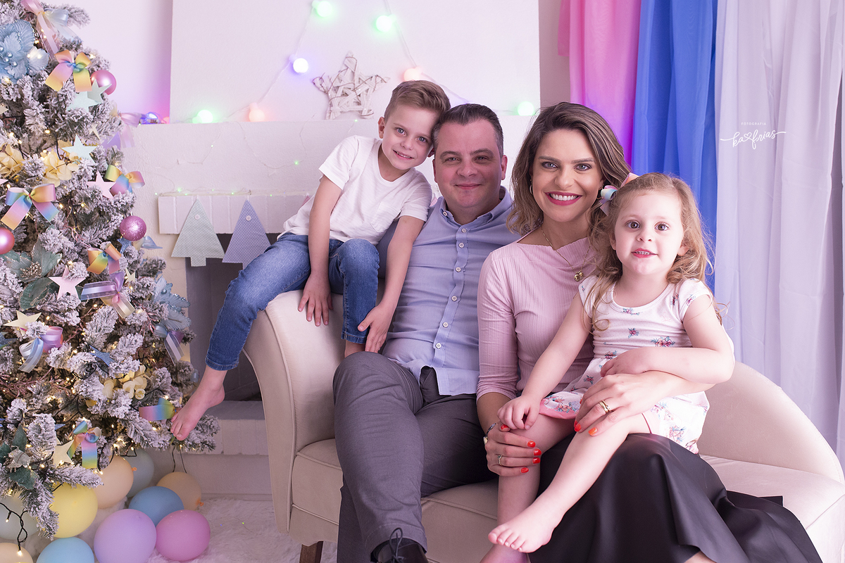 a familia sorri na sessão de natal 2021 em caxias do sul-rs