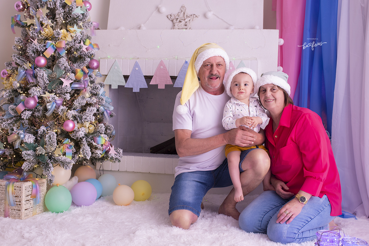 os avos seguram o neto para as fotos de natal