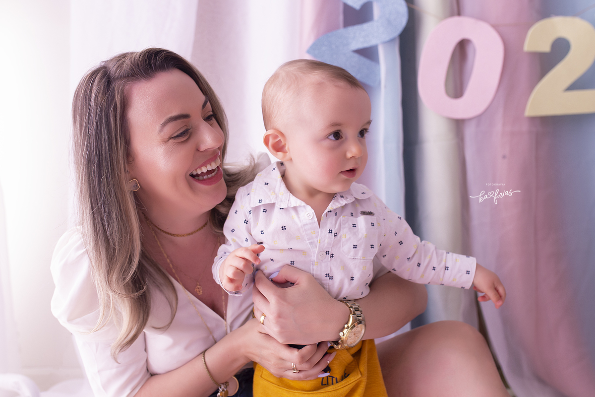 a mae sorri com o filho na sessão em estudio
