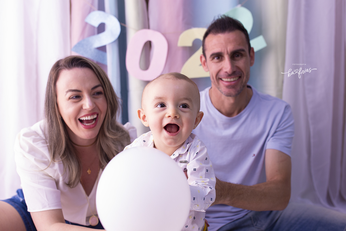 o bebe esta feliz nas fotos de ano novo