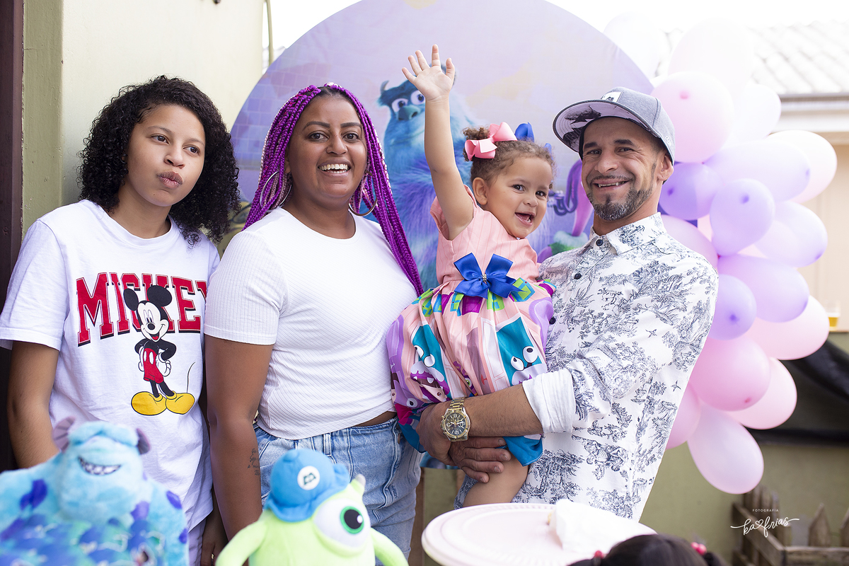 a familia posa para a festa de 02 anos da menina