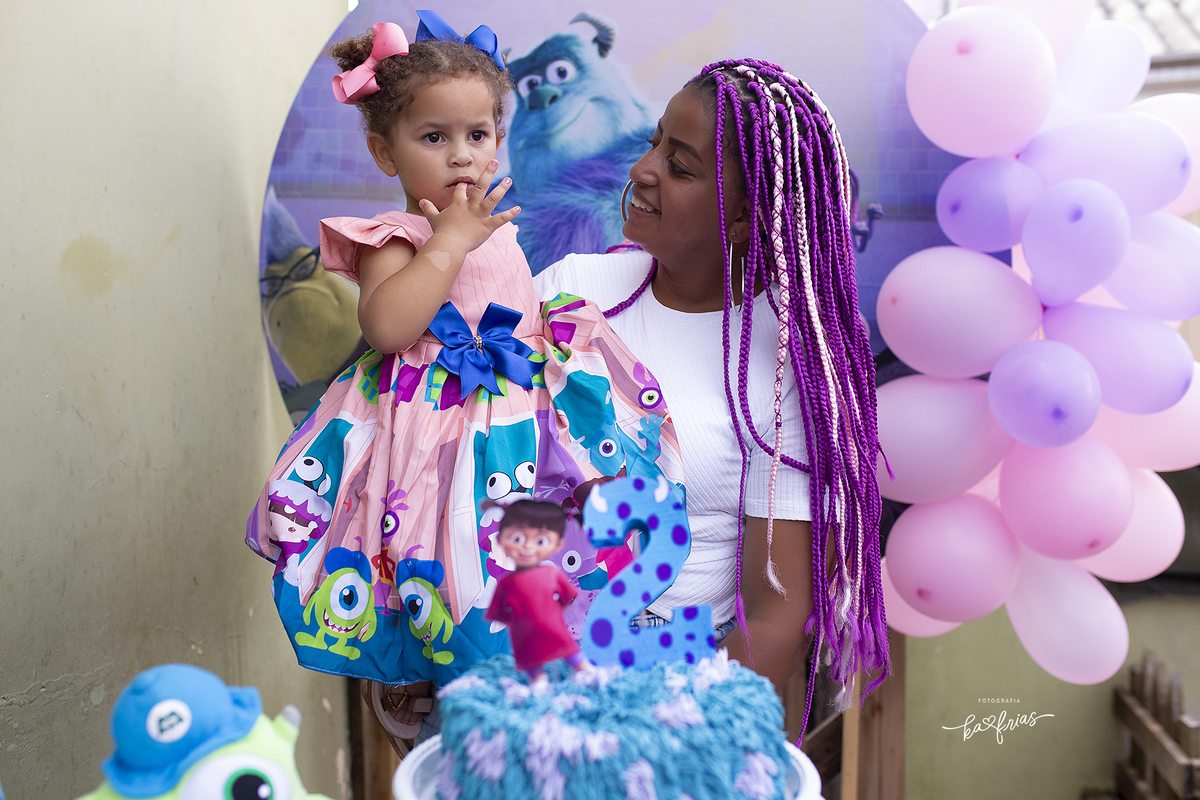 a menina poe o dedo na boca na festa infantil