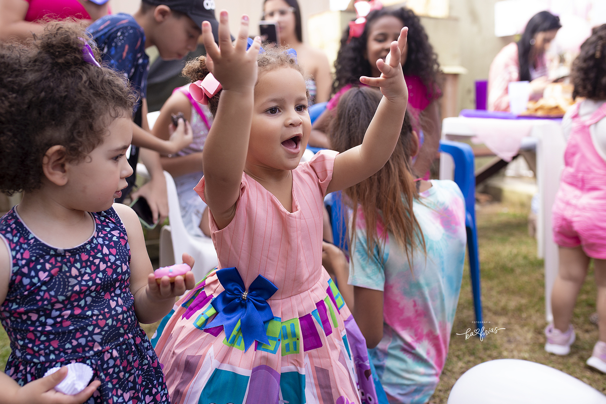 a menina brinca durante festa de aniversario infantil