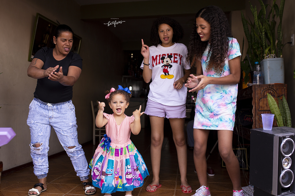 a menina dança durante a festinha de aniversario