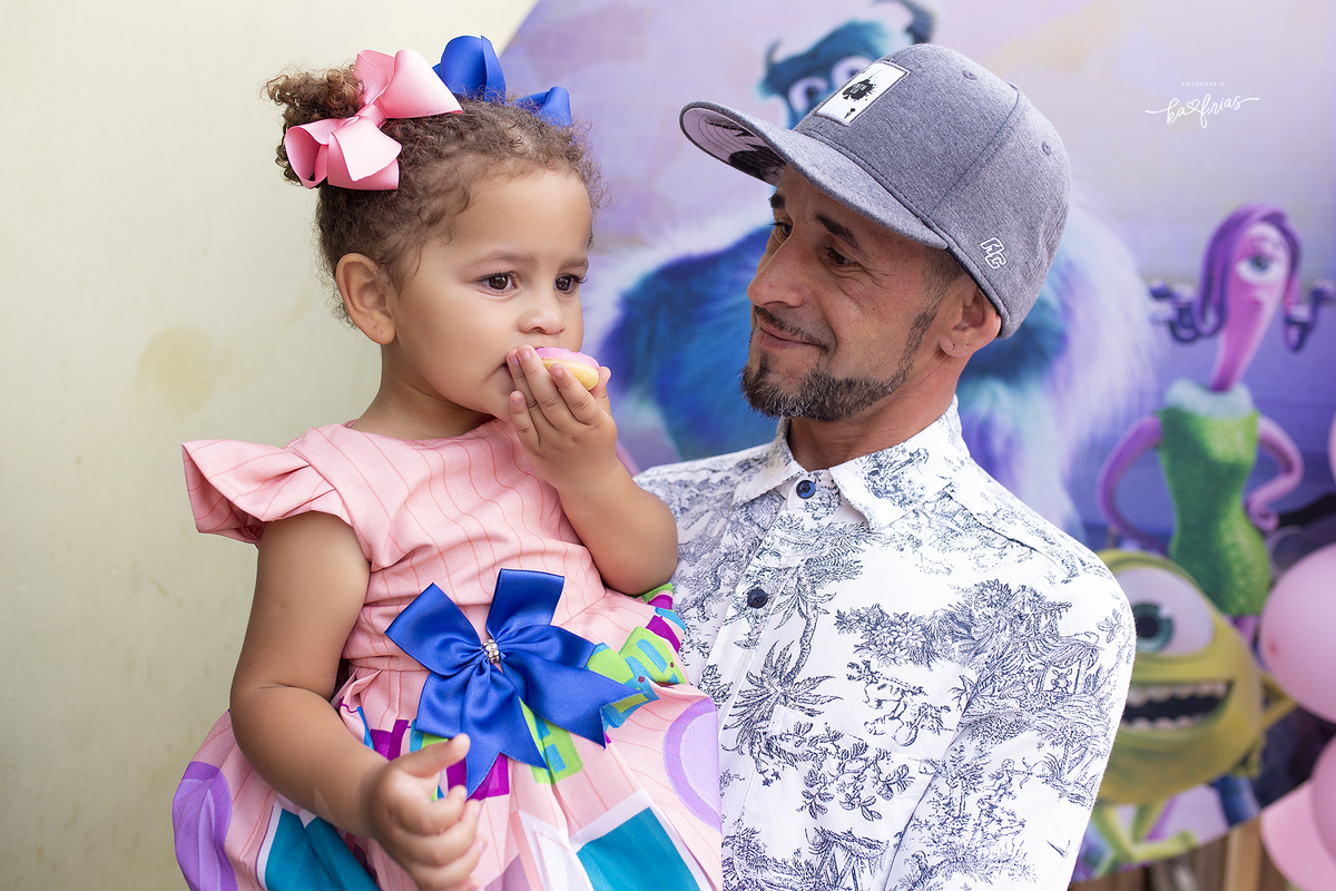 a menina esta no colo do pai