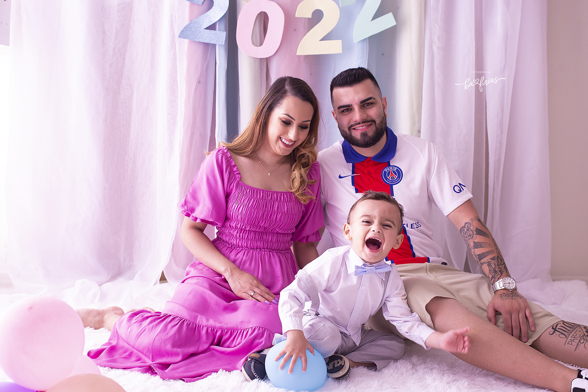 os pais brincam com o filho no cenario de ano novo