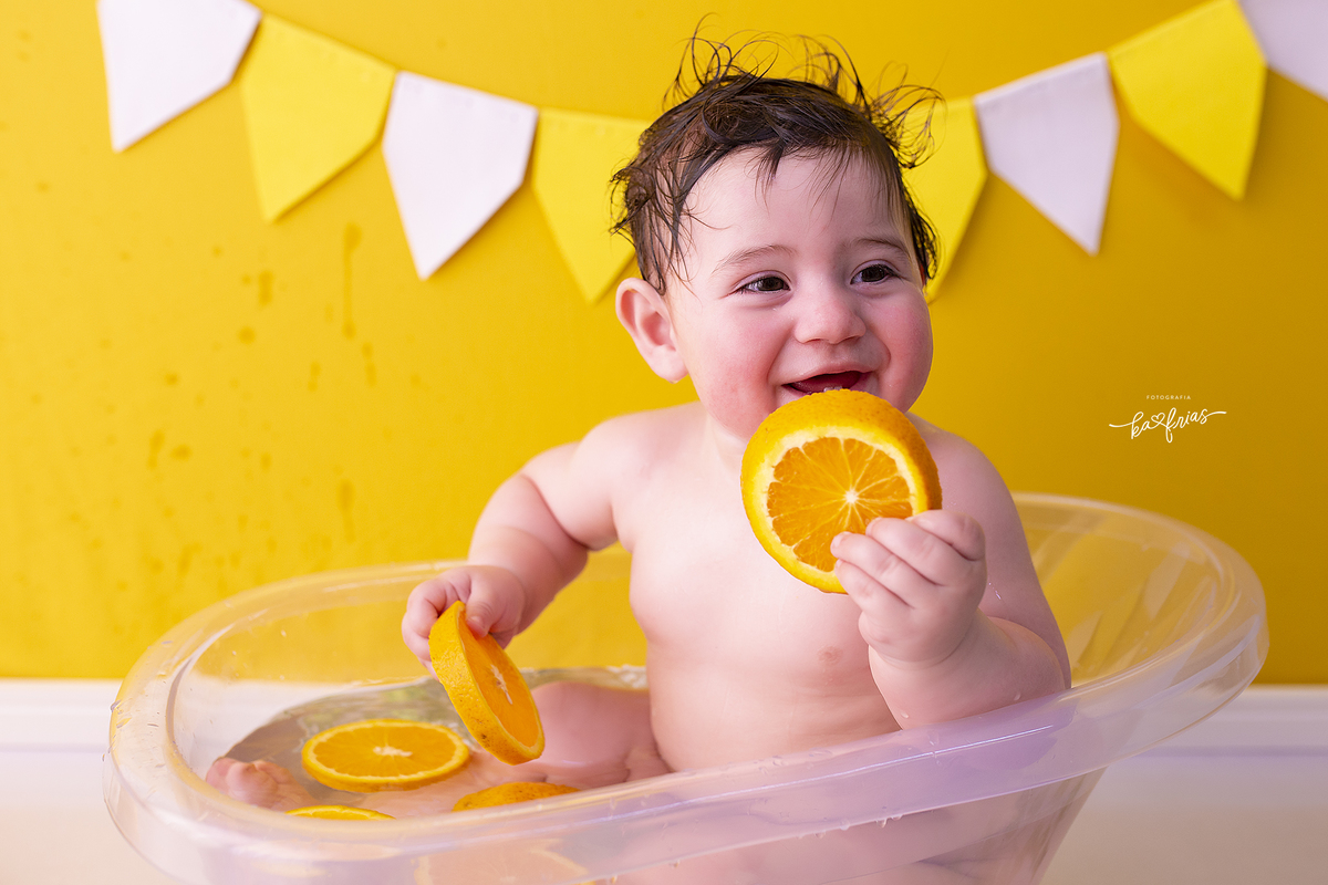 no acompanhamento mensal o bebe pega a laranja