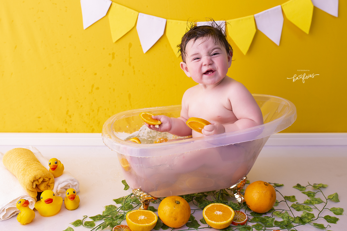 no ensaio da banheira, o bebe faz cara feia