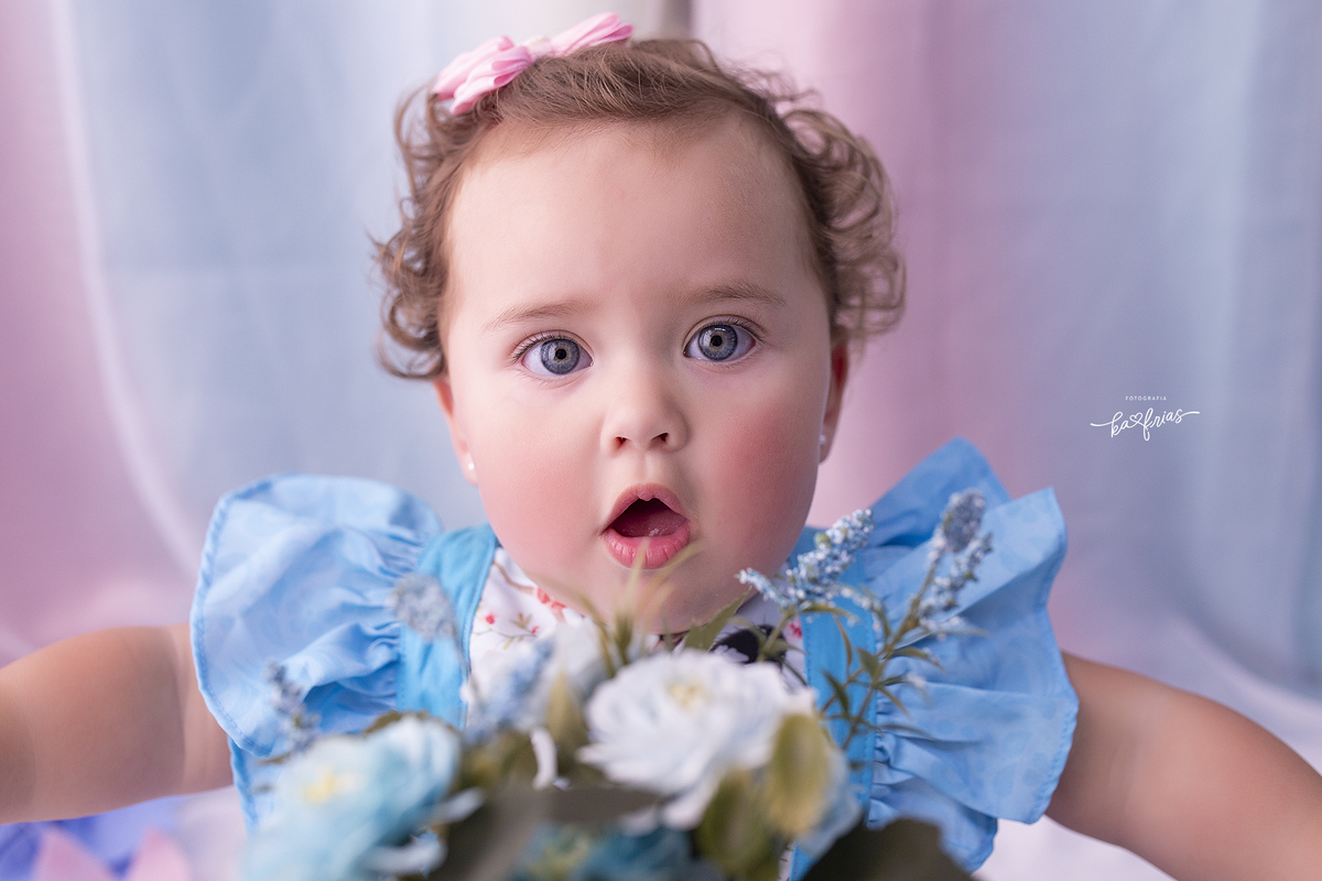 a menina olha para a fotografa de acompanhamento mensal de caxias do sul, ka frias
