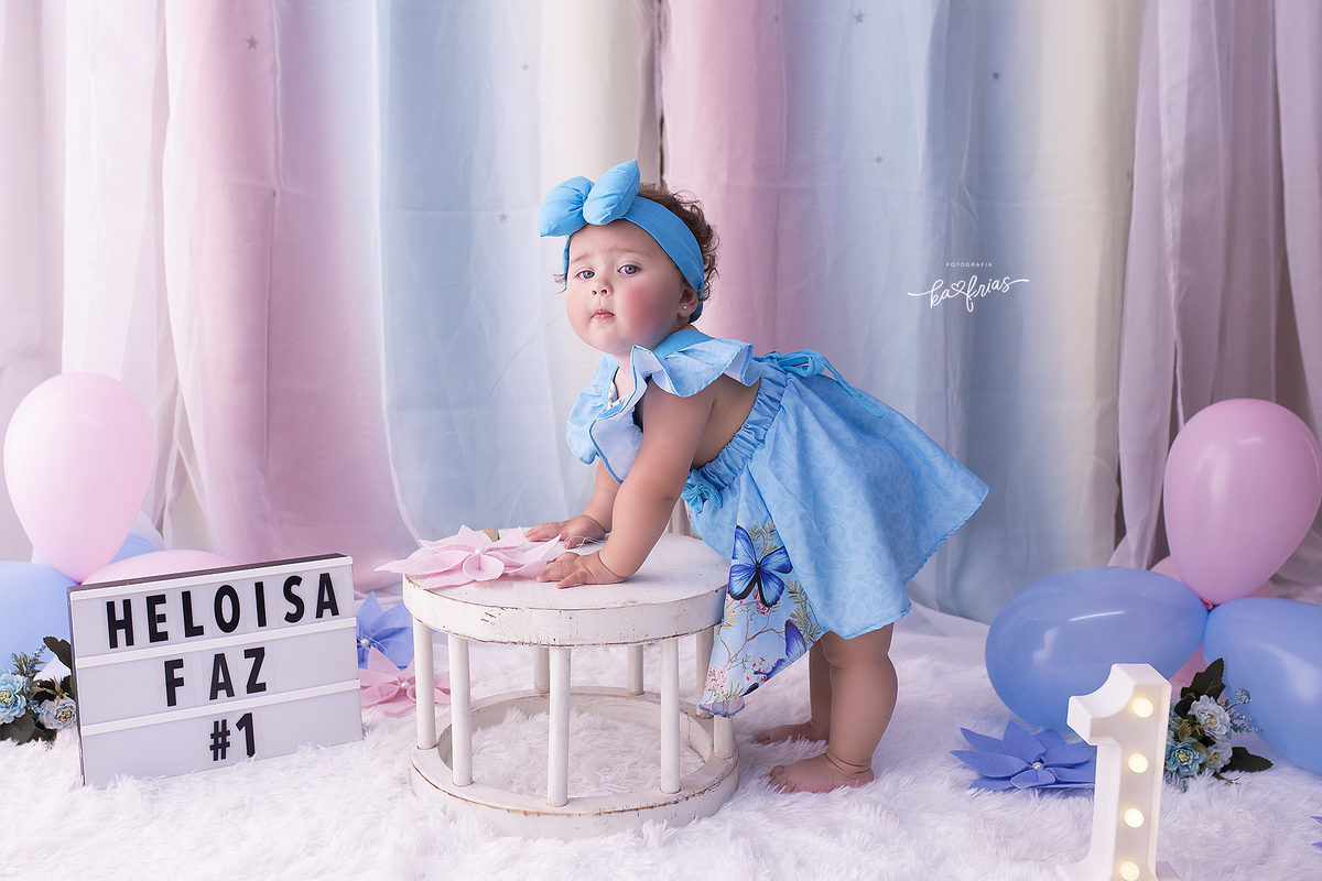 a menina fica em pe em seu ensaio smash the cake