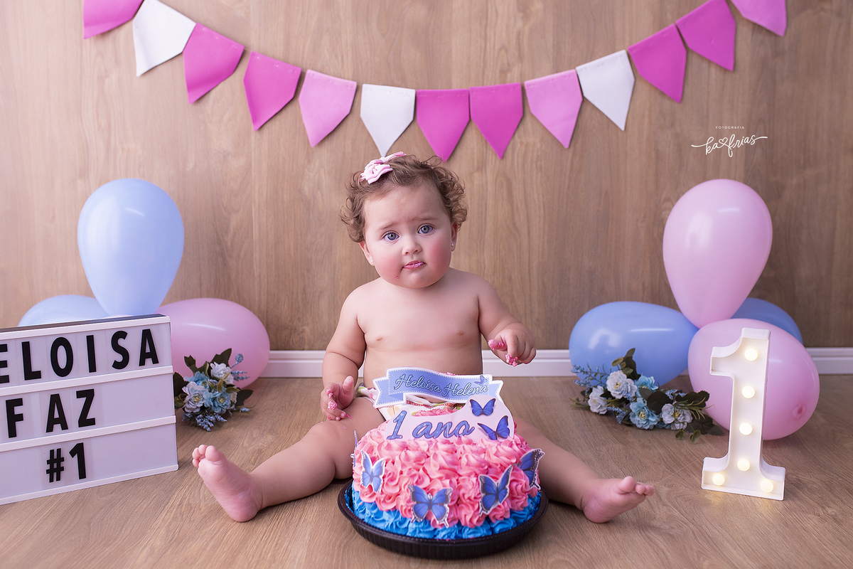 a menina brinca com o bolo no ensaio smash