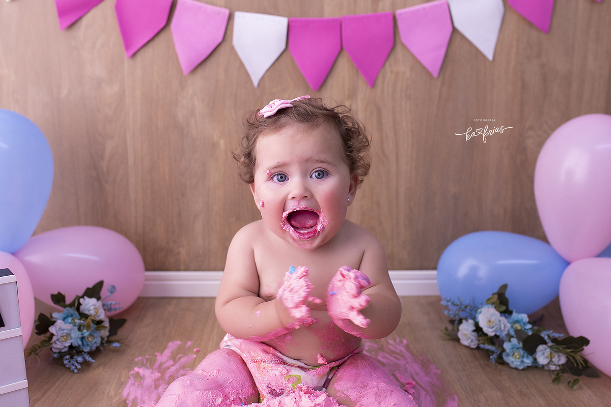 a bebe brinca durante ensaio