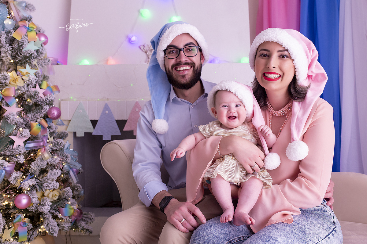 os dindos seguram a bebe no ensaio em caxias do sul-rs