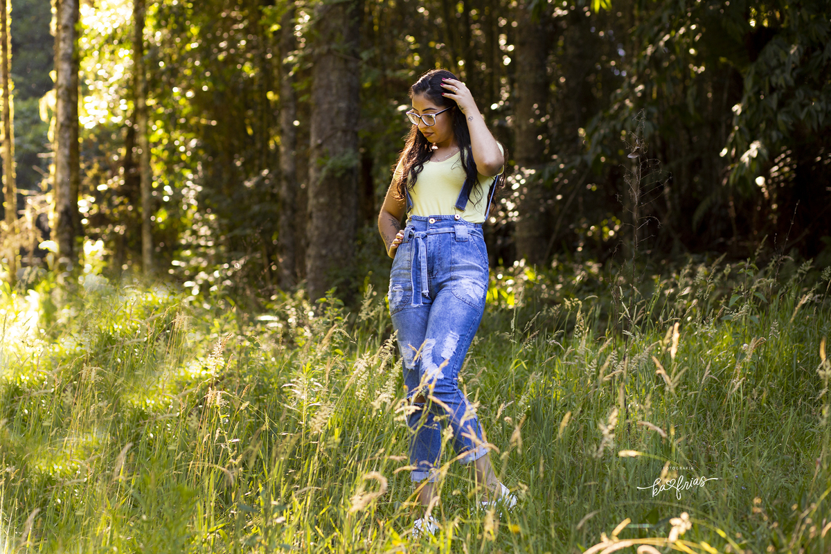 a modelo esta olhando para o chao no ensaio externo