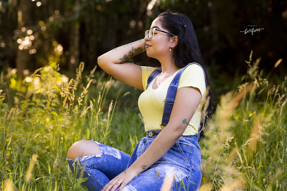 no ensaio externo a moça poe a mao no cabelo