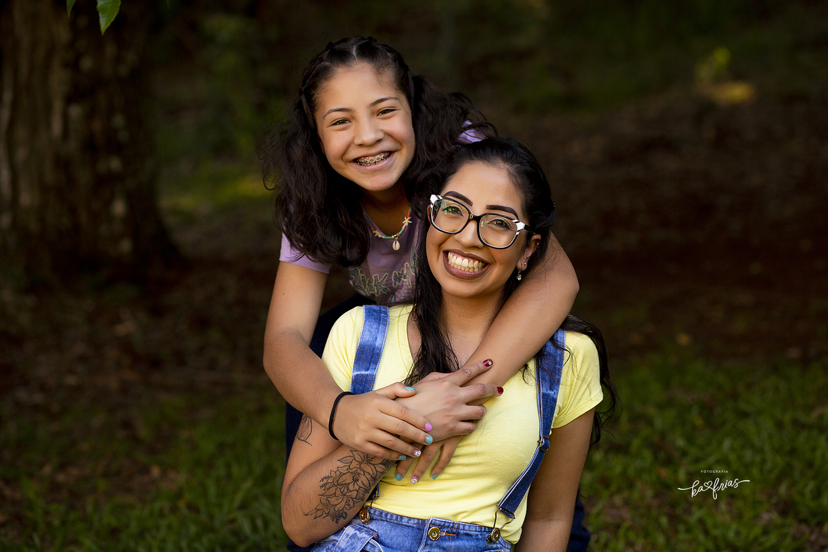 a filha abraça a mae durante sessão de fotos