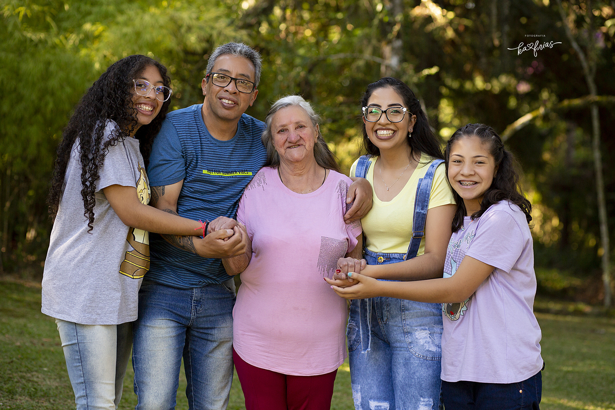 todos seguram a mao da avo no ensaio externo