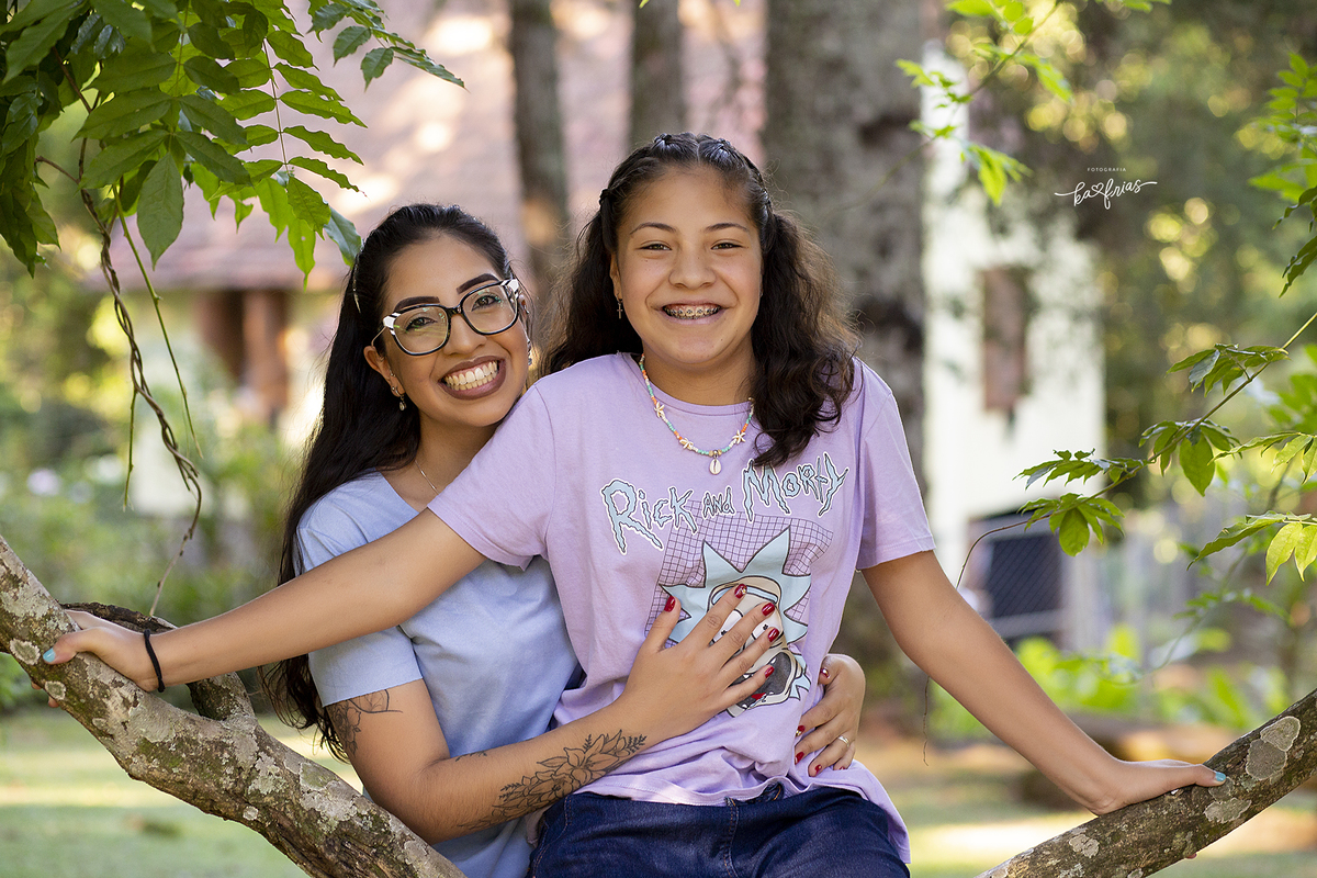 a mae abraça a filha na sessão de familia
